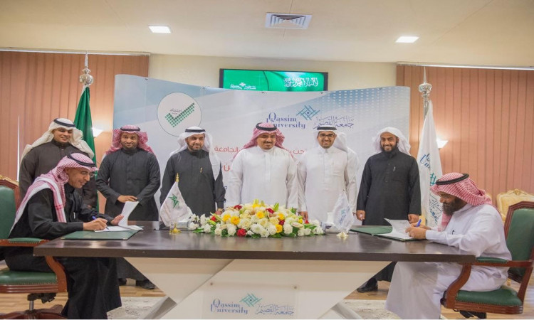 مجموعة من الرجال مرتدين الغترة أو الشماغ والعقال، بالإضافة إلى البشت السعودي، حول طاولة الجلوس عندها زوجان من الحضور لتوقيع عدد من التوافقيات. وتزين بأكياس من الزهور، في بعض الأحيان تظهر في الخلفية شعار جامعة القصيم والنصوص باللغة العربية، إلى جانب هيئة التقويم التعليمية.