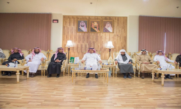 يجتمع عدد من الرجال مرتدين الغترة أو الشماغ السعودي مع العقال والبشت السعودي، ومن بينهم مدير الجامعة، حيث يجلسون على كراسٍ فخمة في قاعة الرجال ذات أرضية تتزين جدرانها بصور مؤطرة. وقد تم تجهيز الجداول بزجاجات المياه وكؤوس المواهب لتوقيع العلامات مع هيئة التعليم المؤهلة.