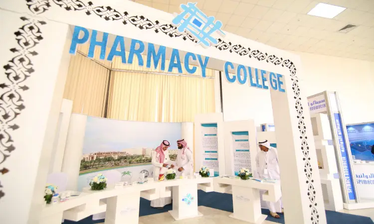 معرض الشتاء شعار "كلية الصيدلة" ويبرز من خلال الأقواس البيضاء المزخرفة ولوحات العرض المعلوماتية. ويظهر في الفيلم ثلاثة رجال الغترة السعودية والعقال والشمماعة، بالإضافة إلى البشت السعودي التقليدي، وهم يناقشون موضوع "الصيدلة المجتمعية" ضمن فعاليات المؤتمر الدولي للصيدلة، وذلك من خلال إطار المشاركة الرسمية لجامعة القصيم.