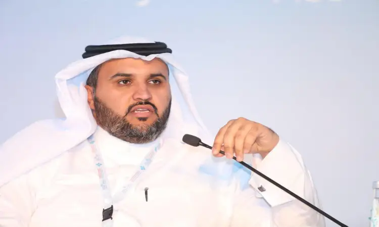 أبرز أحد في مؤتمر الصيد المجتمعي في المملكة مرتديًا موضوعًا أبيض، وغترة سعودية مع عقال، وقد ارتدى فوقهما بشتًا سعوديًا أنيقًا. وجلست للنقاش، وتحدث عبر الميكروفون وهو يركز على بطاقة التعريف حول أهمية، ويستعرض جهود توطين وظائف الصيد لجامعة القصيم الرياضي في هذا المجال.