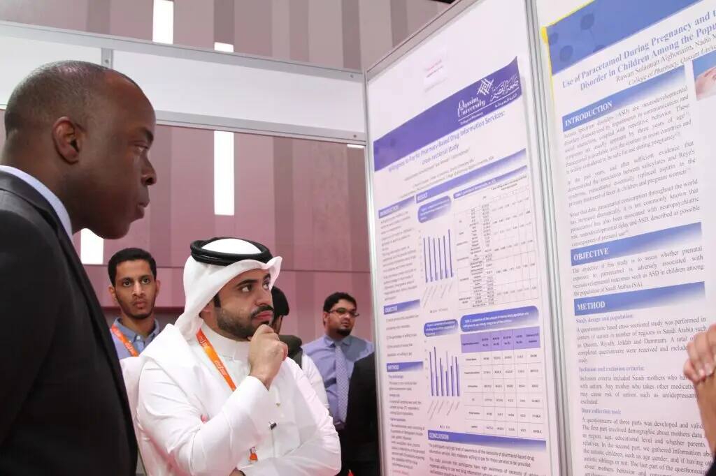يجتمع مجموعة من الرجال الحاضرين الغترة والعقال والبشت السعودي في مؤتمر دبي للصيدلة (دوفات)، حيث يقوم اللاعب بفحص الملصق تنشر معروضات على لوحة تحوي رسومات بيانية ونصوص. تساهم في قسمين منهم بوضوح وهما يبدوان في نقاش جاد ومركّز حول الأبحاث العلمية، وذلك ضمن إطار أكاديمي رسمي يمثل جامعة القصيم.