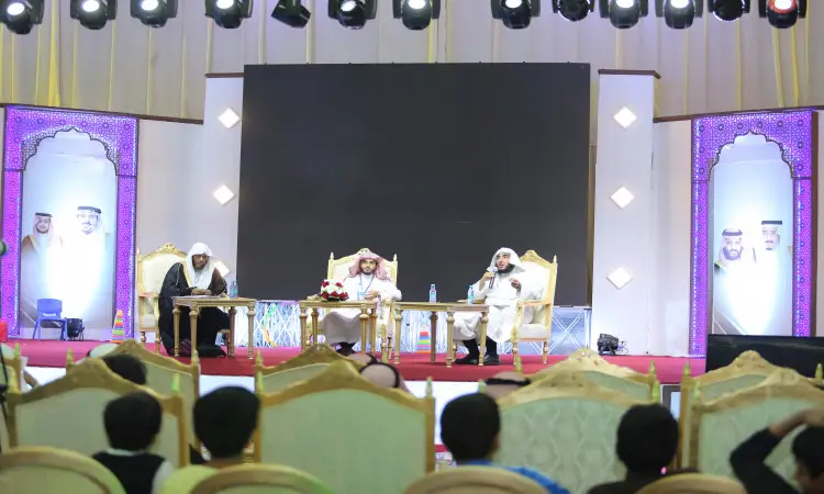 الجلوس ثلاثة رجال مرتدين الغترة أو الشماغ والعقال والبشت السعودي على منصة مزينة بكراسٍ، تعين خلفهم شاشة كبيرة، وذلك لحضور جمهور المشاهدين. وتتناول اللوحات الفنية حول رسائلهم الموجهة بشكل مستمر لمواقع التواصل الاجتماعي، في إطار فعاليات تتميز بالطابعة الرسمية في القصيم.