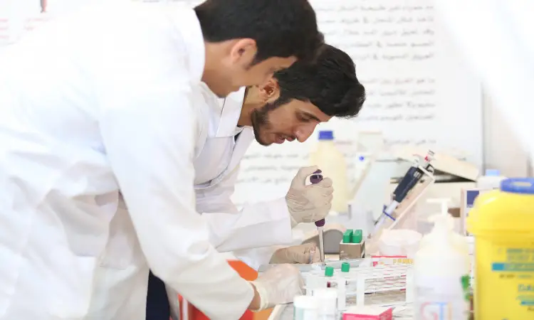 Two university scientists from Qassim University are called the Saudi Bisht, Ghattarah and Aqal, and have been conducting rigorous scientific experiments in the laboratory at Aqalat Al-Suqur. They use specialized glassware and mirrors to promote health awareness and health quality through their concentrated and continuous center.