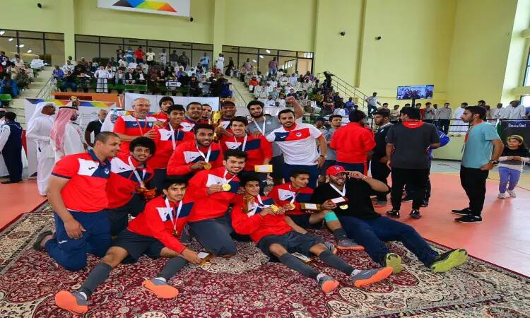 وقفو لاعب منتخب الجامعة للكرة، بزيهم الأحمر، مرتدين الغترة السعودية أو الشماغ مع العقال وبعضهم يرتدي البشت السعودي، على أرضية الملعب المفروشة بالسجاد بعد تتويجهم في بطولة الاتحاد الرياضي للصالات. أخذت لهم صورة جماعية ليحققوا فرحتهم بالفوز حيث ينتصر الأبطال والكؤوس وسط حضور الجماهير والمشجعين في.