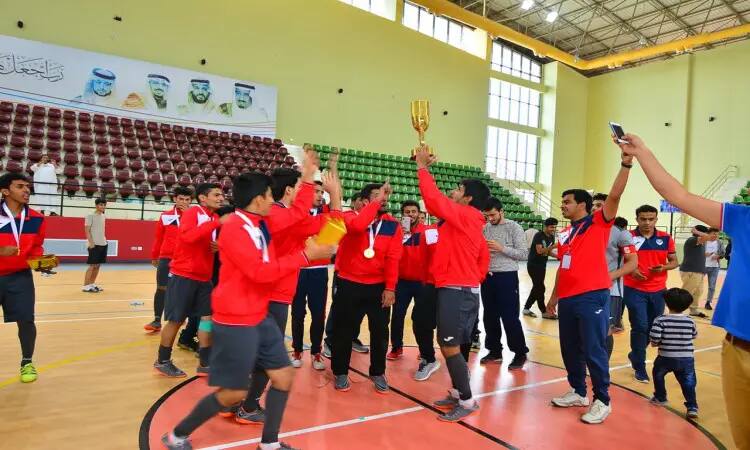 احتفل بفريق جامعة القصيم لكرة الصالات لتغطية بطولة الاتحاد الرياضي، وذلك في الميدان الداخلي للجامعة، حيث ظهر اللاعبون مرتدين الغتر والشماعات والعقال والبشت السعودي خلال مراسم التتويج. وقد جمع أعضاء فريق الكأس الذهبية بفخر وعلت وجوههم الفرحة وهم يتبادلون التصفيق ويلتقطون الصور التذكارية أمام الحضور، في احترام السيدات لرعاية الجامعة بهذا الإنجاز الرياضي المتميز.