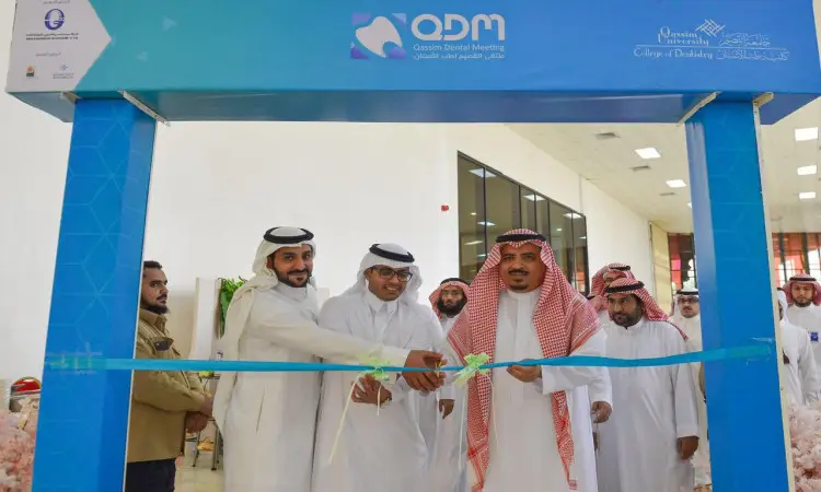 مجموعة من الرجال الحاضرين الغترة أو الشماغ والعقال، بالإضافة إلى البشت السعودي التقليدي، التفاعلي بشريط أزرق لبسي عند ملتقى القصيم لطب الأسنان، وذلك بحضور جمع من تحضرين في قاعة واسعة. وتشتمل على نصوص شاملة باللغتين العربية والإنجليزية الصعبة بالمؤتمر واسم جامعة القصيم.
