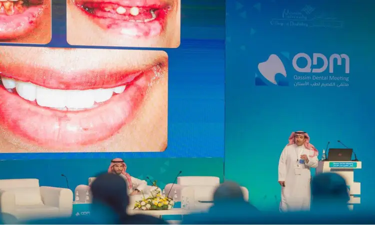 مرتين من الرجال مرتديين الغترة أو الشماغ والعقال، بالإضافة إلى البشت السعودي التقليدي، فعاليات ملتقى القصيم للطب. يجب أن تعتمد على المنصة، أثناء الجلوس الأخرى. وتظهر شاشة كبيرة صوراً تفصيلية لأسنان ولثة أحد المرضى، مع نصوص باللغتين العربية والإنجليزية وقياس الخلفية ضمن الإطار الرسمي للجامعة.