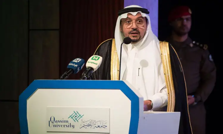 يرتدي الرجل عادة الغترة والشماغ السعودي والعقال بالإضافة إلى البشت السعودي، من منصة الاطفال يرتدي ميكروفونات تحمل شعار جامعة القصيم، وذلك من خلال مؤتمر المرافقة، بينما يجتمع في الخلف رجل بزي عسكري.