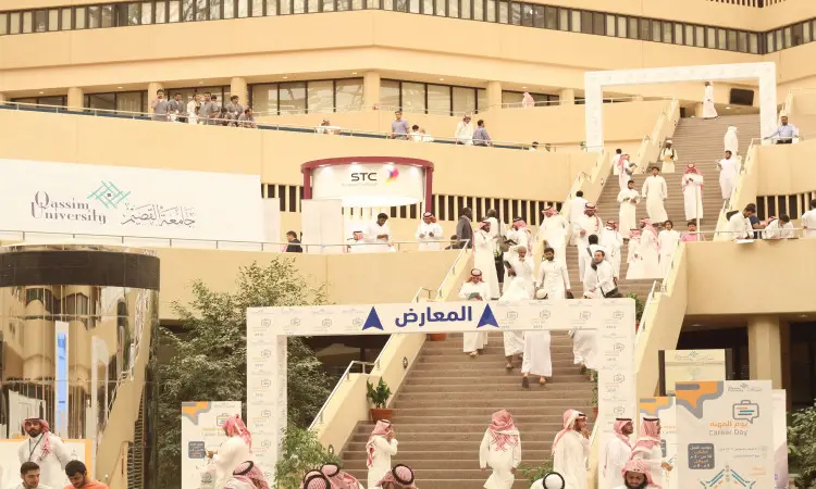 اجتمع عدد من الطلاب في جامعة القصيم، مرتدين الغترة أو الشماغ السعودي مع العقال والبشت السعودي، في ما يميز خلال ممارسات يوم المهنة. وتزين المكان الأجنحة التعريفية والافتات والجماعات، فيما بعد جاب زائرون يوم المهنة أرجاء الحرم الجامعي مستكشفون هذا النص الشفاف والذي يعكس روح التميز والرسمية في البيئة الجامعية.