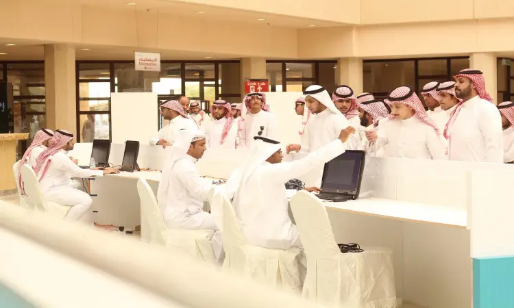 يجتمع زوار يوم المهنة في جامعة القصيم مرتدين الغترة أو الشماغ السعودي والعقال، وزيّن العنصر البشت السعودي، أمام مكتب التسجيل، حيث يشرفون والدعم ويهمون في بيئة داخلية ومنظَّمة. وقد عبر عدد من الحضور عنهم في مدة مدة العمل لفرصة أفضل لتختار من البرامج والفعاليات المقدرة.