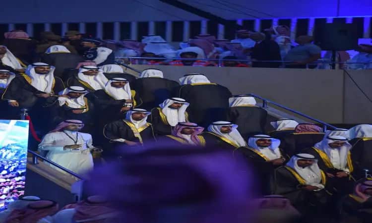 مجموعة من الرجال يستحقون الأثواب البيضاء مع الشماغ أو الغترة السعودية والعقال، بالإضافة إلى البشت السعودي الفخم، ينزلون السلم في فعالية أضاءتها الأنوار الزرقاء، وذلك احتفاءً بخريج من جامعة القصيم وفي حضور صاحب السمو أمير منطقة القصيم.