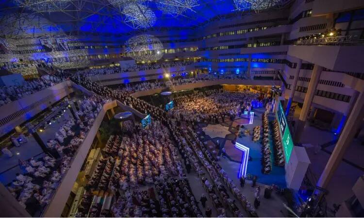 احتشد المئات حول الطاولات التفاعلية في القاعة رحبةالمزيد بطابعة معمارية حديثة وإضاءة زرقاء مشرقة، وذلك بالتعاون في جامعة الخريج التي تقام إقامة كريمة من صاحب السمو أمير منطقة القصيم. وتألّق الحضور بارتداء الغترة أو الشماغ السعودي والعقال مع البشت السعودي، بما يليق بمكانة الهدف وأصالتها. وتبرز على المنصة تجهيزات بشاشات عرض وأنظمة حديثة تسلط الضوء على إنجازات جامعة القصيم جداولها الحافلون بالتميز الأكاديمي.