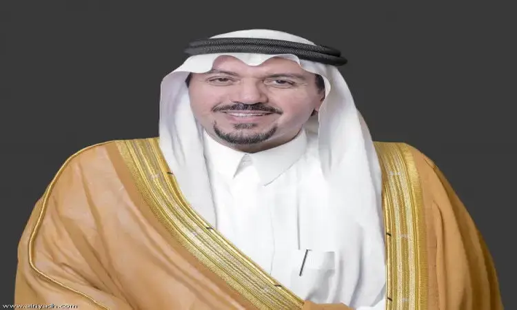 رجل يبتسم يرتدي الزي السعودي الرسمي، مكون من ثوب أبيض، ويغترة سعودية بيضاء مع غطاء أسود، بالإضافة إلى بشت سعودي بني مزين بتطريز ذهبي. واجهت أمام خلفية سوداء داكنة داكنة، في هيئة تذكر بالحضور الرسمي المميز لأمير منطقة القصيم خلال المؤتمرات الأكاديمية في جامعة القصيم.
