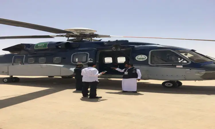 اتصال ثلاثة رجال بالطيران من الطبقة العلوية الزرقاء المغطية متوقفة على سطح خرساني تحت السماء صافية. ارتدى اثنان منهم غترة سعودية مع عقال وبشت سعودي، في حين يبدو أن أحدهم يستعد لدخول المعدات العسكرية، بينما الاتصال الآخران يتبادلان الحديث، ويحتمل أنهما جزء من الفريق المشارك في القصيم.