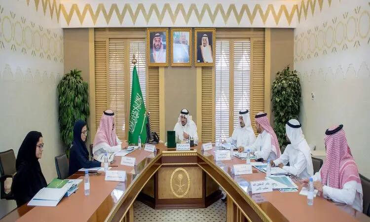 مجتمع مجموعة من الرجال في قاعة طويلة، مرتدين البشوت السعوديين والغتر أو الشماغات والعُقَل، بإشراف أمير القصيم. وساهمت في تحقيق هذا الهدف، حيث ناقشت شؤون أمانة الجائزة وجائزة جود الدولية ضمن إطار جامعة القصيم، وبالتالي يعكس تقاليد المملكة واهتمامها بالتميز المؤسسي العلمي.