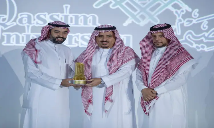 الكات ثلاثة رجال مرتدين الزي السعودي الرسمي المكون من الغترة أو الشماغ والعقال، ويضع الرجل الذي يتوسطهم بشتاً سعودياً على كتفيه ويحمل بين لتحقيق الفوز بالنجاحات الذهبية. يبدو أن الجميع مبتسمين، للاستهلاك في شعار المقابض الإلكترونية الواضحة مضاءً بشكل عام.
