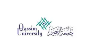 شعار جامعة القصيم يشمل نصوصاً عربية وإنجليزية مميزة، تصبغها وتفصل بينها زخرفة جزئية وزرقاء احترام الهوية الوطنية. يبرز الشعار القانونى والتزام الجامعة بالاعتماد الأكاديمي. ويظهر في التصميم إبراز للانتماء الوطني عبر صورة رمزية لطالب يرتدي الغترة أو الشماغ مع العقال والبشت السعودي، ما ينتج المصور الرسمي ويعبّر عن أصالة السعودية المتجذرة في بيئة الجامعة.