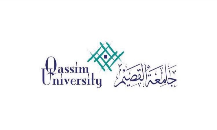 يظهر شعار جامعة القصيم فيه النص باللغتين العربية والإنجليزية، مع إبراز عبارات "القبول الجامعي" و"الخريج الثانوي". يتوسط الشعار شعار هندسي للرقص الأزرق، ويحيط به تصميم مستلهم من الغترة والشماغ والعقال والبشت السعودي، ليعكس الأصالة والهوية الوطنية للمملكة.