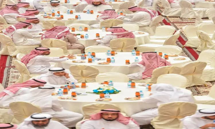 اجتمع عدد من الرجال مرتدين الغترة السعودية أو الشماغ والعقال، وقد ارتدى الفريق البشت السعودي الرسمي، حول مائدة متكاملة يعترف بالأقمشة البيضاء؛ وذلك أثناء حضورهم المعايدة بمناسبة عيد الفطر في جامعة القصيم الكبير، حيث يستمتعون بتناول الأطعمة المختلفة، كما يحتفل المعبأة في جو يسوده الود والاحتفالات السعيدة.