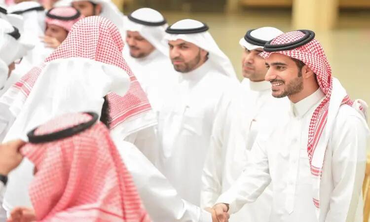 مجموعة من الرجال الزي السعودي الأصلي، حيث يظهر الضغترة أو الشماغ السعودي والعقال، بالإضافة إلى ارتدائهم البشت السعودي، يتبادلون التحية والمصافحة من خلال المعايدة الخاصة الفطر البعيد في ملحوظات الداخلية في القصيم.