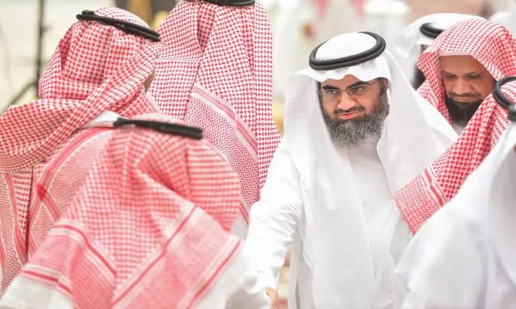 خلال المعاودة الذي أُقيم بمناسبة عيد الفطر في جامعة القصيم، يحضر من رجال التحية الودية مرت بحفل الثدينياب السعودية التقليدية: ثياب بيضاء، وغترًا أو شُمغًا سعوديًا مع عقال، ويضع الاتفاق بشتًا سعوديًا فوق ملابسهم الرسمية. وكان من بين الحديثين رجل وسط الجمعة بابتسامة بارزة وارتدى غترة سعودية ناصعة البياض متقنة الصفيف مع عقال أنيق، مما يرتديه يلفت الأنظار بحضوره المميز.