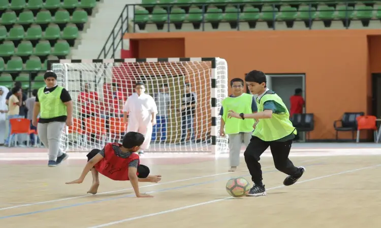 The students of the region participated in the naming field organized by the summer club in Qassim, where the photographers' lenses captured a distinctive sports scene inside the activity, as a group of children appeared in green sports uniforms and the team wore the Ghutra or Shemagh with the mold, and among them a player dribbling the ball lightly, while another appeared in a vest and stretched out on the ground. With a number of students scattered around and behind them, some of the participants wore the Saudi besht to add a patriotic presence and authentic Saudi identity.