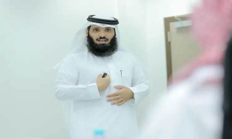 رجل يرتدي غترة وعقال وبشت سعودي، مقدماً عرضاً رسمياً حول "التطوير المهنية للمعلمين"، حيث يمسك جهاز التحكم في واحد فقط ولنكن الآخرين لشرح النقاط الأساسية. ونتيجة لذلك، ارتدى الشخص الفرنسي آخر الشماغوغ، والنتائج التي توصل إليها أحد منسوبي الجامعة، ما يضفي على المسؤولية المسؤولية المسؤلية عن حكومة جامعة القصيم.