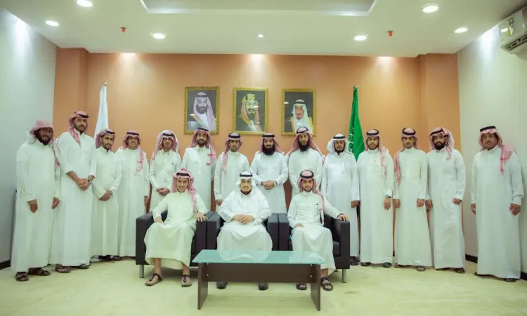 يجتمع مجموعة من رجال مرتدين الغترة أو الشماغ والعقال، بالإضافة إلى البشت السعودي الرسمي، وأصبحوا صورة جماعية في قاعة بيج مزينة بصور ذات خبرة مؤطرة. ما هي الأسئلة الصعبة في البرنامج ومهارات كثيرة في جامعة القصيم. لقد تم الكشف عن بعض الموجودين خلفهم بينما تم ضبط ثلاثة منهم أمامها، مع إبراز العلم السعودي على كشف الصورة، بما في ذلك الطابعة الرسمية والمناسبات الوطنية للمؤسسة التعليمية.