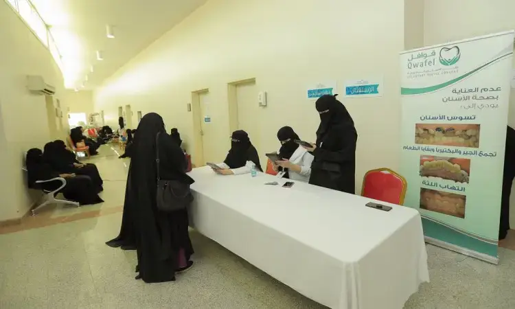 تجمعت عدة سيدات ترتدين الأعباء السوداء والنقاب حول طاولة بيضاء موضوعة في إحدى ممرات جامعة القصيم، حيث يوجد بعضهن للكتابة بينما تتوقف أخريات في وسطها. وفي الجوار، وضع بنر عصر النهضة نصاً باللغة العربية وشعار "حملة قوافل طب الأسنان" وصوراً لمأكولات متنوعة. كما تواجد عدد من الرجال مرتدين الغترة السعودية والعقال والبشت السعودي، ما أضفى على هدفاً رسمياً ويتابع بمكانة الجامعة.