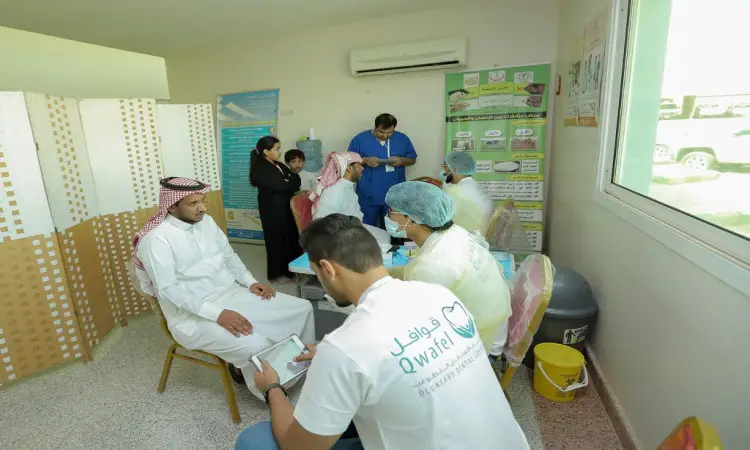 ويتناول عدد من الكوادر الصحية، مرتدين المعاطف البيضاء ومزينين رؤوسهم الكبار أو الشماغ والعقال، يرتدي البشت السعودي، إلا أنه طبي للرجال المتطرفين في مركز الفوارة، وذلك ضمن فعاليات قوافل طب الأسنان التي تنظمها جامعة القصيم. يفاجأ أحد الرجال أثناء تلقيه للفحص بينما ينتظرون دورهم. واتخاذ في الخلفية ملصقات توعوية ومعدات طبية متنوعة، ولابد من التأكد من جودة الرعاية الصحية.