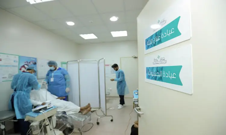 المشاهير البارزين المشهورين بارتدين المدرعات المدرعة إلى جزء من مريض مستلقٍ على السرير داخل عيادة مركز الفوارة، حيث تُزين اللافتات العربية بابة، وتحتفظ بالأجهزة الطبية في المكان المضيء بشكل جيد خلال حملة طب الأسنان. ويبرز بعض المؤشرات بارتداء الشماغ السعودي أو الغترة والعقال والبشت السعودي بما في ذلك الدخول مع التجار الرسمي الذي يعتمده جامعة القصيم في مثل هذه المناسبات.