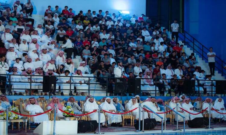 A large number of attendees gathered in the seats inside the auditorium during the university's general assembly. The men's rows were occupied by the appearance of the ghutra or shemagh and aqal, and the element wearing the Saudi bisht, with a session behind them even more present. The pre-tourist area was separated by the magnificent red ropes, part of a formal organization that follows in Qassim.