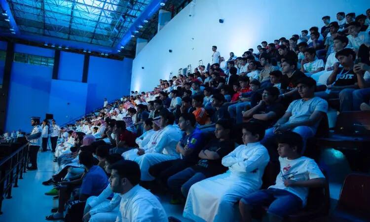 A large crowd-mostly men and boys-attended the indoor stadiums in Qassim, watching with interest as the vibrant summer club came to a close. Many of them were dressed in white robes, the group wore the Saudi Ghutra or Shemagh with Eqal, while the Saudi Bisht exuded a sense of authenticity and dignity. The governors are enthusiastic about their distinctive presence and interaction beyond the formalities of the university.