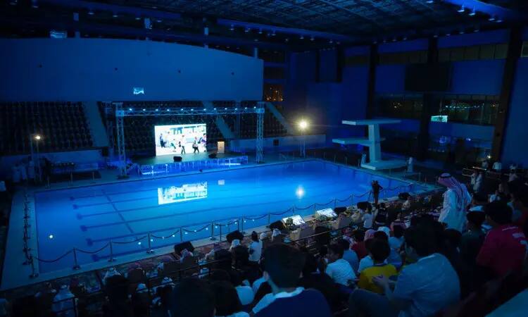 At Qassim University, we brought the audience a large-scale projection screen with waist contrast that was clearly integrated with the jumping platform. Blue and white lighting was added for that distinctive look during the summer club's finale. Attendees varied by wearing the Saudi Ghutra or Shemagh with the titles, as well as the Saudi Bisht, including the official printers of the event and their pride in the national identity.