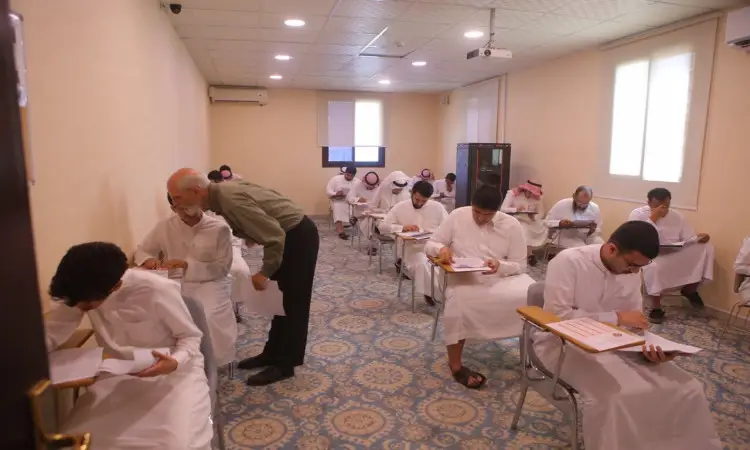 في الجلسة التاسعة باثنتين جامعات القصيم، يجلس عدد من الرجال مرتدين الغترة أو الشماغ والعقال، ويلبس البشت السعودي الرسمي. يتم تجنيدهم على أيدي أربعة من أعضاء هيئة التدريس، بينما يشرفون على اثنين من أعضاء هيئة التدريس. تتميز القاعة بجدرانها الفاتحة ونوافذها الكبيرة وسجادها المزخرف.