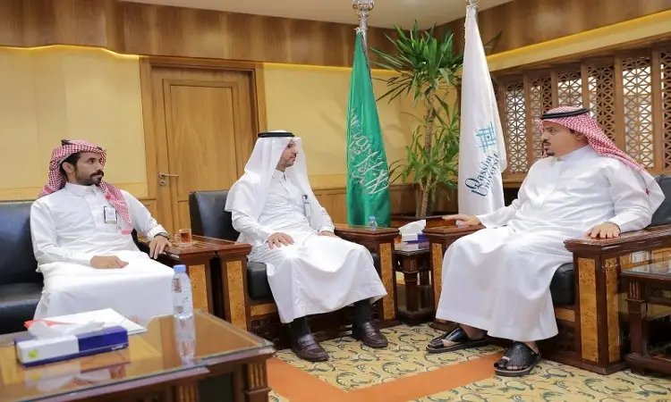 ضبط ثلاثة رجال يرتدون البشتاء السعودي والسترة أو الشماغ مع العقال، ويتبادلون الحديث في مكتب بديكور من الخشب يعكس التراث الوطني. يتواجد في الجزء الخلفي من رايتان خضراوان، بينما تتواجد نبتة في أحد الأركان، وتتوسط طاولة مناديل وزجاجة ماء.