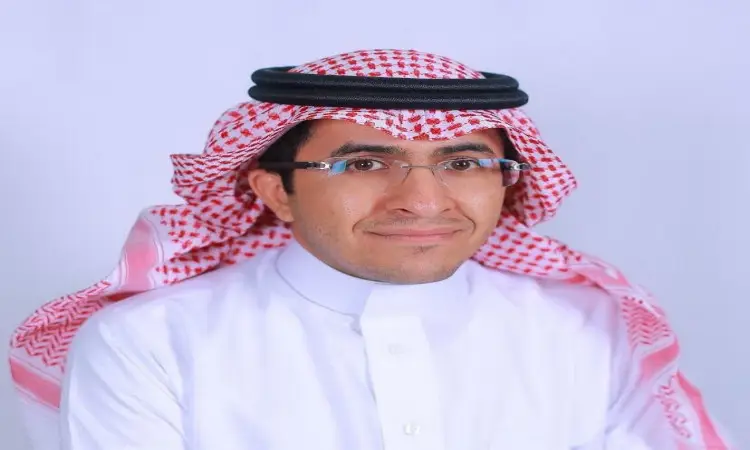 رجل يرتدي نظارات طبية، وثوباً أبيض رسمياً، مع شماغ سعودي وأبيض مُثبت ببقال أسود، ويضع فوقه بشتاً سعودياً فاخراً، ويظهر مبتسماً ابتسامة أمام خلفية فاتحة بسيطة. وتوحي ملامحه وطبيعة مظهره الرسمي بأنه يشغل منصب مدير الجامعة أو أنه من الموظفين الزملاء العاملين في مجال الشؤون التعليمية في جامعة القصيم.