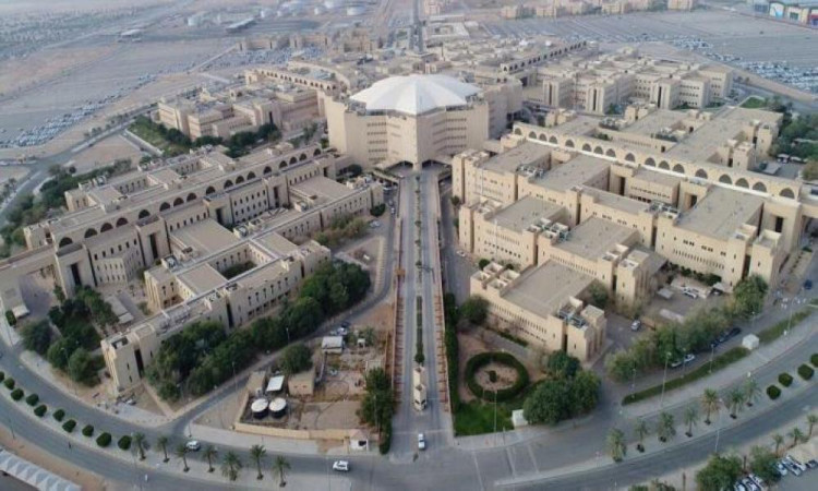 منظر جوي حديث لجامعة القصيم بشكل جزئي، حيث تتوزع المباني السكنية المتناسقة حول منشأة مركزية مركزية، وتحيط بوسائل منظمة ومساحات خضراء وسط بيئة صحراوية. يوفر هذا الموقع المميز إصدار جديد لمدرسة نسائية لتعليم القيادة، مع تواجد الطالبات والكوادر الإدارية وهن يرتدين الغترة السعودية أو الشماغ والعقال والبشت السعودي بما في ذلك نسجم مع النقابات الرسمية للجامعة والمحلية.