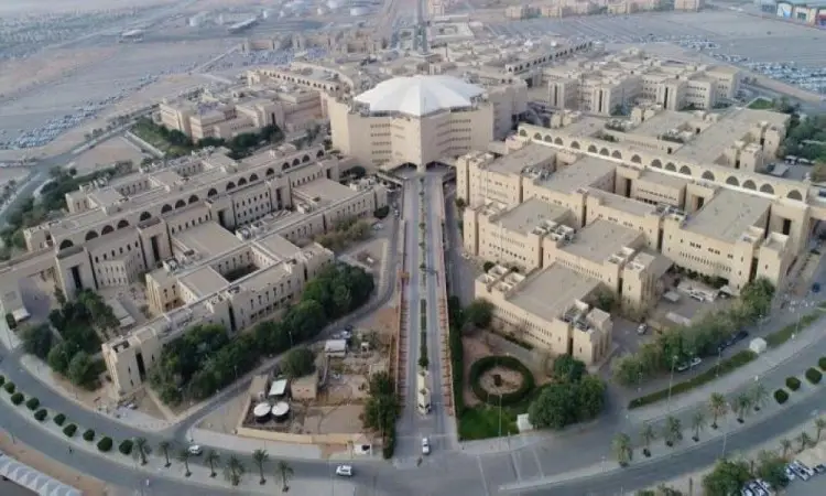 منظر جوي حديث لجامعة القصيم بشكل جزئي، حيث تتوزع المباني السكنية المتناسقة حول منشأة مركزية مركزية، وتحيط بوسائل منظمة ومساحات خضراء وسط بيئة صحراوية. يوفر هذا الموقع المميز إصدار جديد لمدرسة نسائية لتعليم القيادة، مع تواجد الطالبات والكوادر الإدارية وهن يرتدين الغترة السعودية أو الشماغ والعقال والبشت السعودي بما في ذلك نسجم مع النقابات الرسمية للجامعة والمحلية.