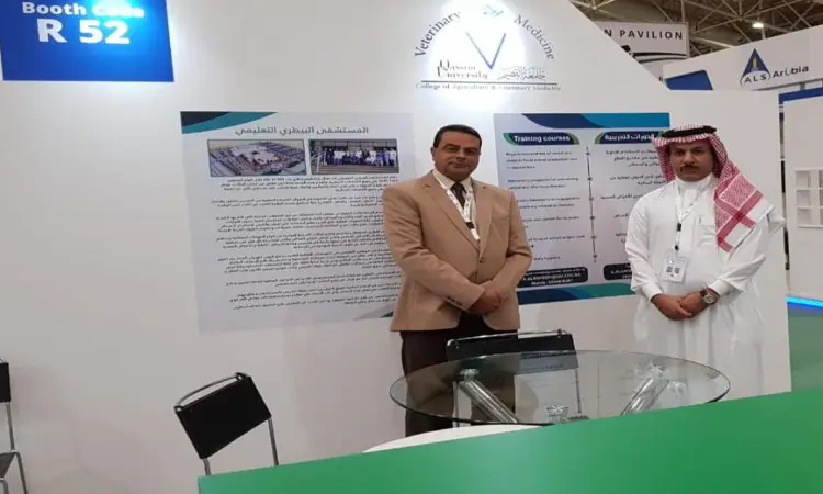 رجل ألتان أمام جناح كلية الطب البيطري في المعرض في المنزل، حيث تُعرض ملصقات تعريفية باللغتين العربية والإنجليزية. وبالتالي يجب أن تلبس بشكل كامل، في حين يلبس الآخر غترة سعودية بشماع وبشت قالب سعودي تقليدي، في ظهور الطابع الرسمي والمكان الأكاديمي لجامعة القصيم.
