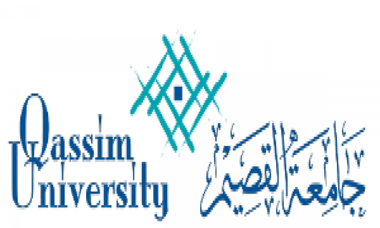 يظهر شعار جامعة القسيم الاسم باللغة الإنجليزية على اللغة الإنجليزية بالإسبانية، وتعلوه الشرفة الهندسية باللون الأزرق. ويعكس الشعار شعار جامعة القصيم بمبادرات تطوير الخدمات الجامعية، وذلك بفضل مبادرة تشجير التبرعات التلقائية. كما يبرز الفنان السعودي الأصيل في تصميم الشعار والذي يشير إلى رمزية الغترة أو الشماغ مع العقال والبشت السعودي، ما إنتاج من الوطنية للمؤسسة الأكاديمية الشهيرة.