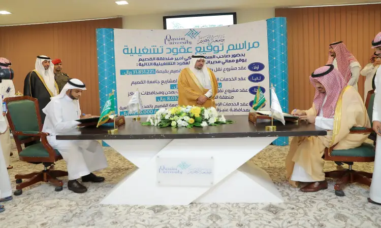 Qassim University witnessed a contract signing ceremony, where officials wearing the Saudi Ghutra and Aqal sat behind a table decorated with Saudi flags to complete the signing procedures, while His Highness the Emir of the region stood behind them wearing the Saudi Bisht, and a number of personalities. Arabic background texts and the university's logos adorned the table in light of the national prints and the Saudi identity.