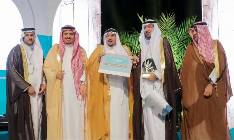 خمسة رجال تولى الغترة أو الشماغ السعودي مع العقال والبشت السعودي الضغط عليهم في صورة الاطفال؛ ويبرز في تصفيات منتصف المدة لرجل شيكًا بدرجة معقولة 175,000 ريال وشهادة معتمدة، مبتسمًا للعدسة وذلك من خلال جوائز الفائزين جود الدولية تحت رعاية صاحب السمو أمير منطقة القصيم، في جامعة القصيم.