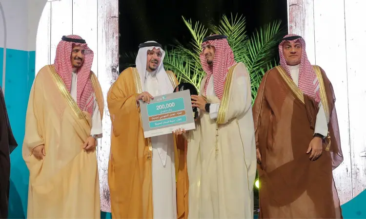طلب من الرجال مرتدين الغترة أو الشماغ والعقال مع البشت السعودي على أربعة مسرحيات خشبية، وذلك أثناء قيامه بالرعاية صاحب السمو أمير منطقة القصيم بتسليم شيك رمزي بقيمة 200,000 ريال سعودي. ويعم الجميع الفرح والسرور بمناسبة فوزهم جود الدولية، لتناول الخلفية سعفات النخيل الخضراء في مشهد فردي أصالة البيئة السعودية، وذلك من خلال الحضور الرسمي في القصيم.