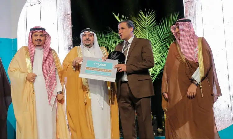 قام أمير منطقة القصيم بتكريم في جائزة جود الدولية، حيث فاز أربعة رجال بوجود الغترة والعقال والشماع والبشت السعودي على المسرح. وقد أصبح سلّم أحدهم شيكاً بقيمة 175,000 ريال لرجل يرتدي بدلة، وذلك بفضل موهبة الشباب وقواس الزينة في منصة البناء.