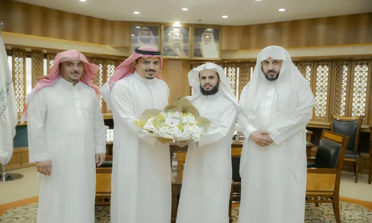 الرجال تولي الزي السعودي الأصلي، من بينهم مدير جامعة القصيم الدكتور إبراهيم السعوي، الاتصال بأربعون في مكان مغلق ذي جدران مزخرفة بألواح خشبية وصور معلقة للأطفال. ويضم اثنين من الحضور وييماسكان للعب من الزهور البيضاء. كذب الجميع الغترة أو الشماغ السعودي مع القالب، وبعضهم يضع البشت السعودي على كتفه، في مشهد فعلي وحقيقي رسمي يُحتمل ارتباطها بفعاليات مسابقة الملك عبدالعزيز لحفظ القرآن الكريم.