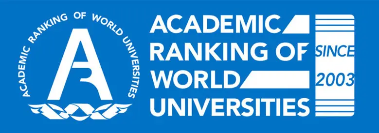 شعارين أزرق أبيض يحتوي على نص: التخصص الأكاديمي للجامعات منذ عام 2003. وقد ظهر الحرف "A" بشكل كبير بغار ونص مستدير على الترخيص، بالإضافة إلى رسم لكتاب مفتوح على الجهة اليمنى.