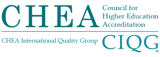 العلم المعتمد للتعليم العالي (CHEA) المعرفة الدولية المتخصصة التابعة لـ CHEA (CIQG)، مع عرض أسماء الكتب الفيروزية على الخلفية.