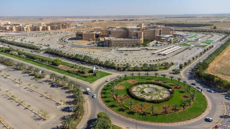 صورة جوية لجامعة القصيم يجسم حرمًا جامعيًا واسعًا وحديثًا، تضم ماباني بيج بارزة بشكل معتدل، وحدائق منسقة مزروعة بأشجار النخيل ونوافير مركزية؛ حيث تستضيف مؤتمرات الكراسي البحثية المتخصصة. ويحيط بالحرم الجامعي مواقف سيارات ومساحات واسعة.