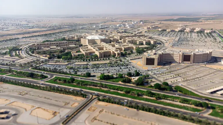 إن جوي لجامعة القصيم يبرز الامتداد الواسع للحرم الجامعي ومبانيه ذات لون خاص، مع تواجد كبير في الموقع، وتوزع العديد من المواقف ضمن المناطق الحضرية. يحيط بالحرم مشهدٌ صحراوي، وتزين خطوط الأبواب منظمة من الورق الأخضر، ما يعكس التاريخ لكراسي البحث في مختلف أنحاء جامعة الرجاء.